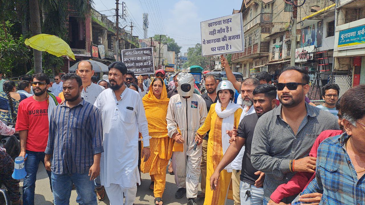 कांग्रेस का प्रदर्शन… शहर की सडक़ों पर घूम रहा एलियन, चांद से अच्छे गड्ढे बता रहा खंडवा में