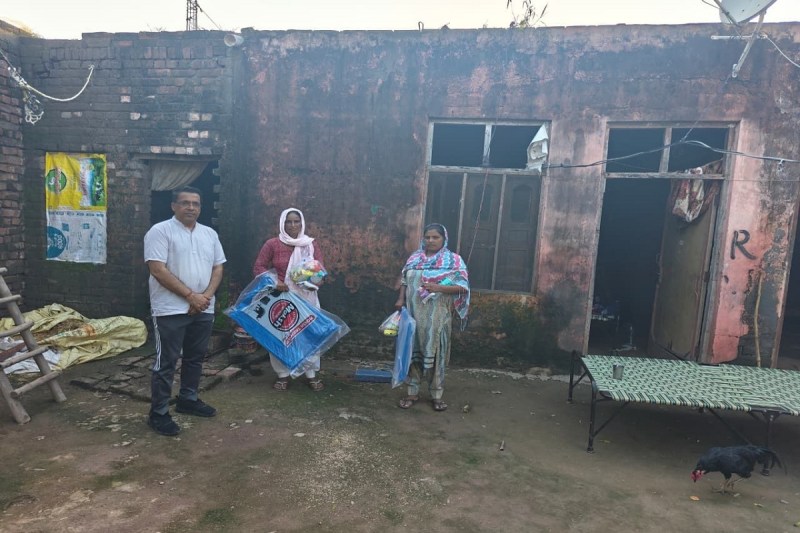 पंजाब में बाढ़ पीड़ितों को राहत सामग्री बांटते हुए।