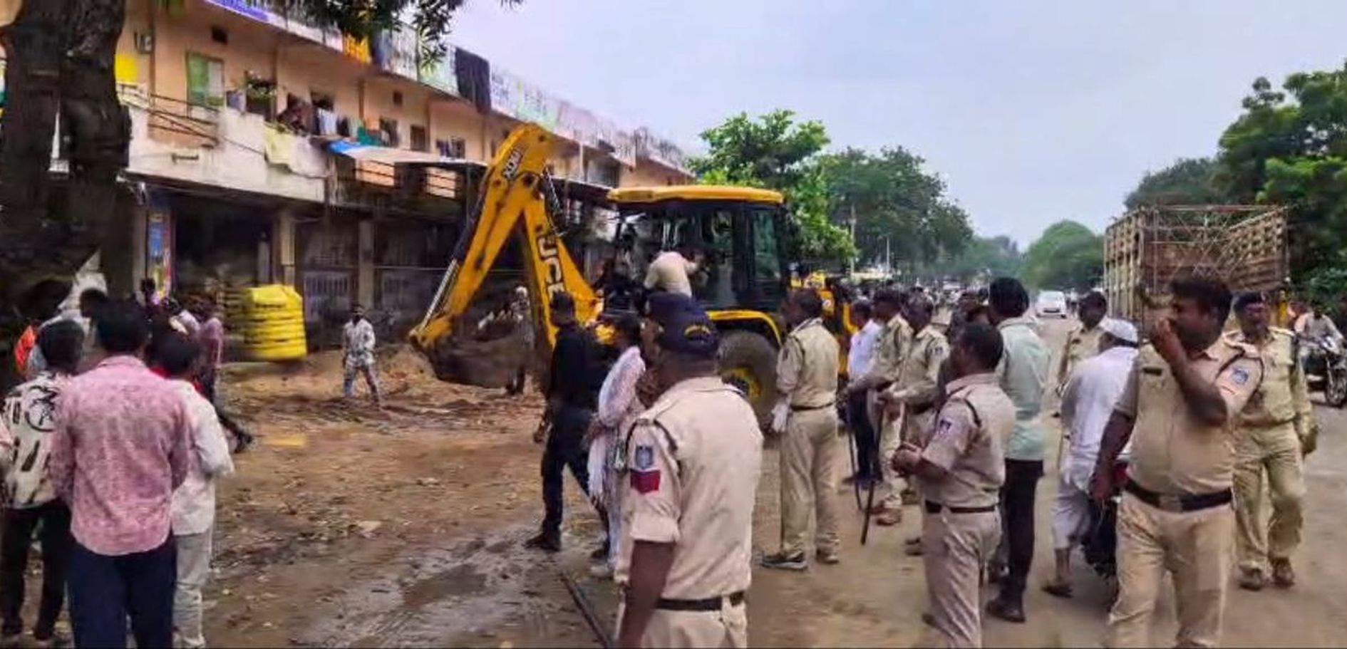 बड़ी कार्रवाई… हाईवे के 120 अतिक्रमणों पर चला प्रशासन का पंजा, किए जमींदोज