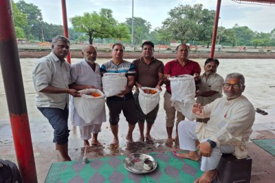 हरिद्वार में अस्थि विसर्जन करते गोरधनदास केसवानी।