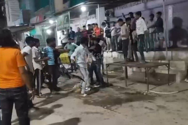 youth belt fighting video viral over reel vijaypur mp news (Patrika.com)