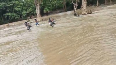 जिला मुख्यालय से 40 किमी दूर नेहरा नदी के खराड़ी घाट पर दिखता है यह नजारा - वनग्राम टिकरिया से छह किमी दूर है मीडिल स्कूल धुरेंदा