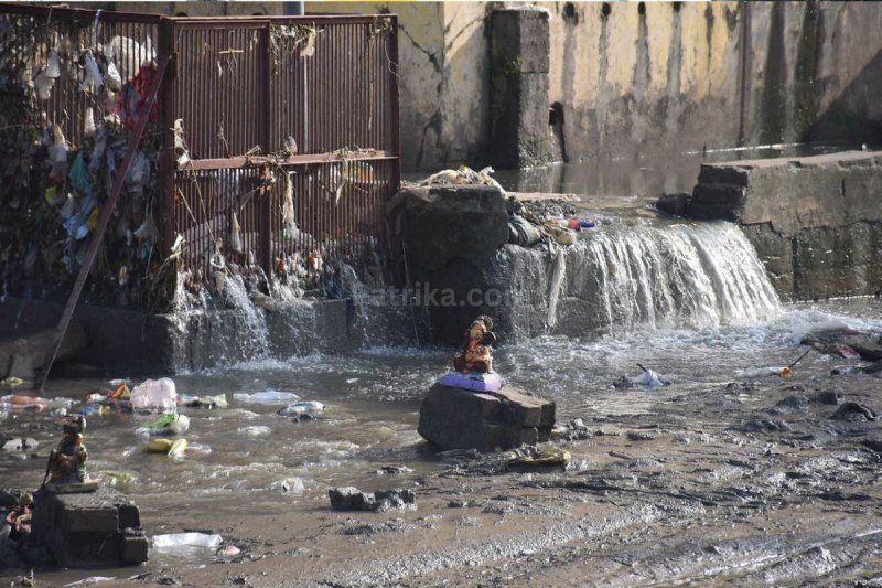 Ganesh visarjan ganapati bappa idol in drain ramghat ujjain mp news