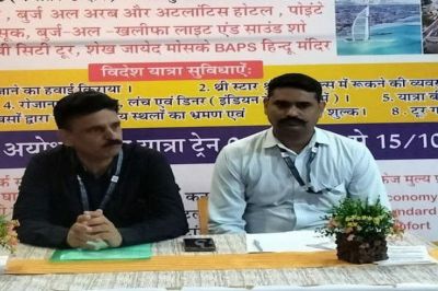 प्रेसवार्ता में जानकारी देते हुए।