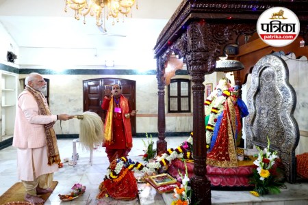 PM Modi visited temple of Goddess Durga at CR Park