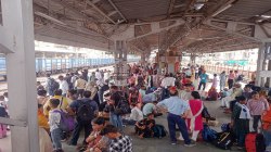 हाल ए रेलवे: एक ट्रेन में दो हजार यात्रियों पर सिर्फ दो टीटीई, स्लीपर कोच में
सबसे ज्यादा मारामारी - image