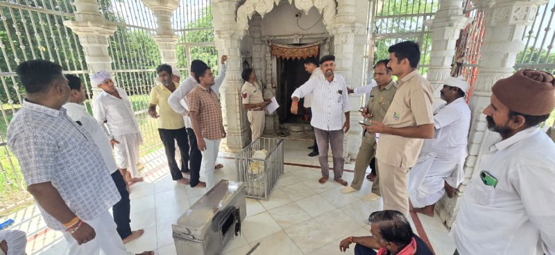 रायपुर. मंदिर परिसर में जांच करती पुलिस व मौजूद ग्रामीण।