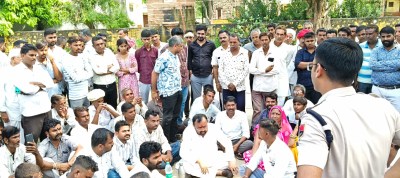 जावाल. बरलूट थाना के आक्रोशित ग्रामीण।