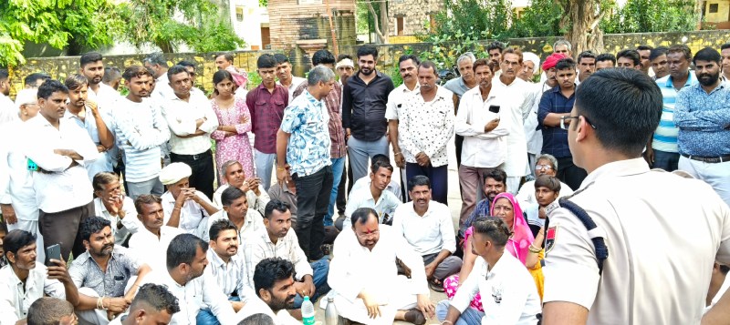 जावाल. बरलूट थाना के आक्रोशित ग्रामीण।