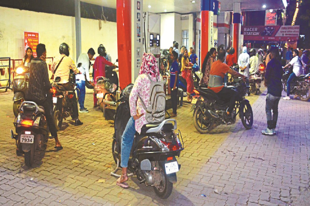 शहर के कुछ पेट्रोल पंपों में अब धीरे-धीरे कड़ा रुख (Photo source- Patrika)