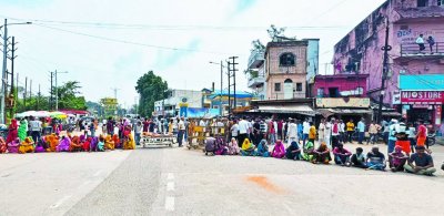 रेलवे ठेकेदार की लापरवाही से गड्ढे में डूबने से किशोर की मौत, गुस्साए ग्रामीणों ने सड़क पर शव रखकर किया चक्काजाम