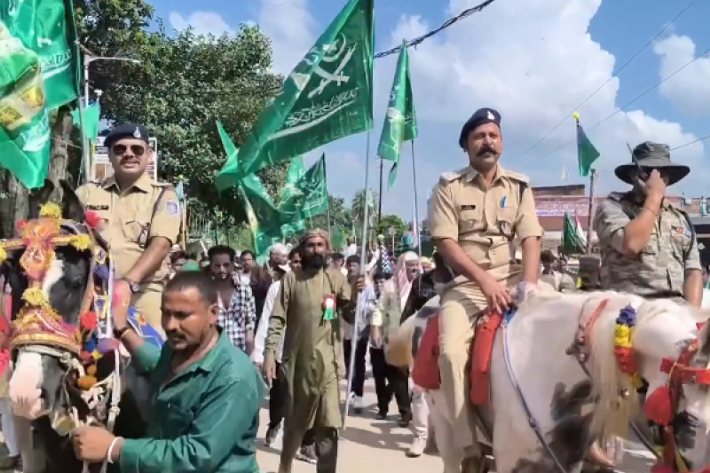 MP police officers waving Islamic flag video viral Eid Milad un nabi chhatarpur