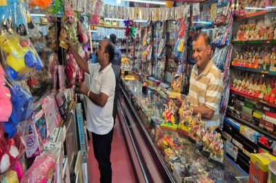 एक दुकान में तैयारी करते हुए।