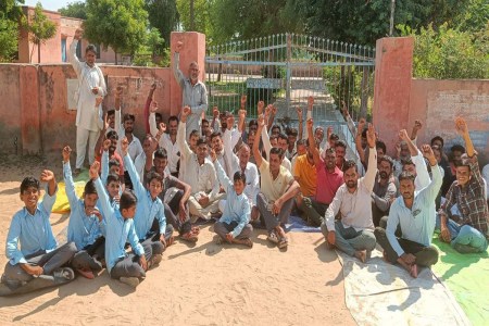 Due to the dispute between the teachers, the school gate was locked