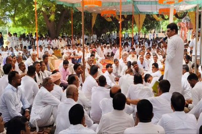 Farmers on the road demanding insurance claims