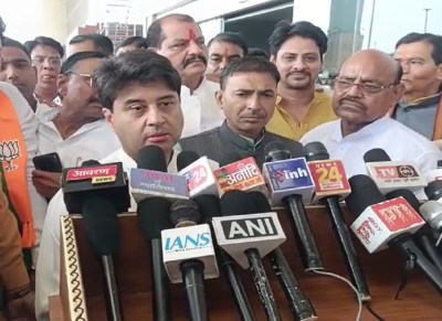 केंद्रीय संचार एवं उत्तर पूर्वी क्षेत्र विकास मंत्री ज्योतिरादित्य सिंधिया ने दुबई में आयोजित 28वें यूनिवर्सल पोस्टल कांग्रेस में यूपीआई-यूपीयू इंटीग्रेशन प्रोजेक्ट में शामिल होकर मंगलवार को ग्वालियर आए