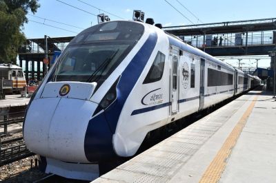 लालगढ़ रेलवे स्टेशन पर खड़ी वंदे भारत ट्रेन।