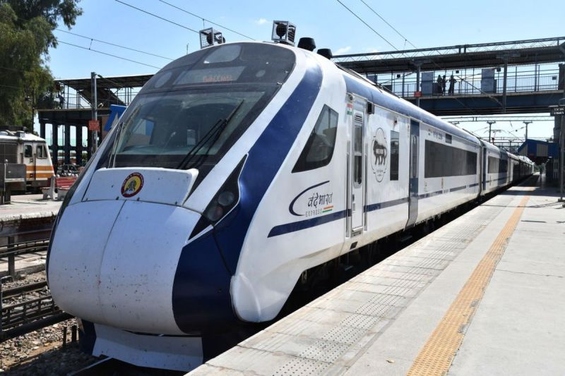 लालगढ़ रेलवे स्टेशन पर खड़ी वंदे भारत ट्रेन।