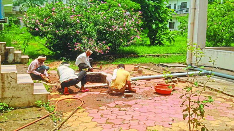 लोग बारिश का पानी सहेजने में गंभीरता नहींं दिखा रहे हैं। नए मकान बनाने वालों से पालिका टैक्स वसूल रही है, लेकिन टैक्स पटाने के बाद भी कितने लोगों ने रैन वाटर हार्वेस्टिंग सिस्टम बनाया, इस पर पालिका ने कभी गौर नहींं किया।