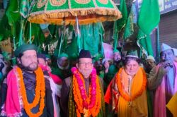 जश्न-ए-आमद-ए-रसूल में डूबा बरेली, तिरंगे और इस्लामिक परचम संग निकला
जुलूस-ए-मुहम्मदी, सरकार की आमद मरहबा… से रोशन हुई राहें - image