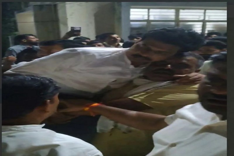 हूटर बजाने से रोका तो भडक़े जिला पंचायत सदस्य