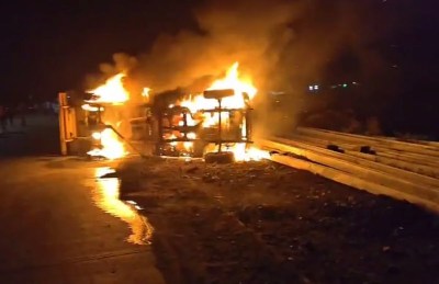 छतरपुर में पिकअप वाहन पलट, लगी आग