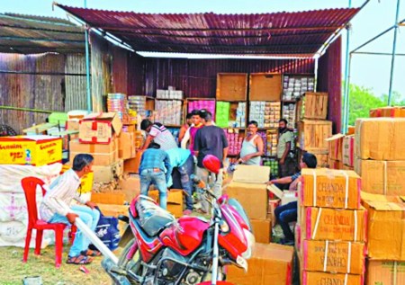 दमोह में पटाखों के लिए तीन दिन पहले खोला गया बाजार