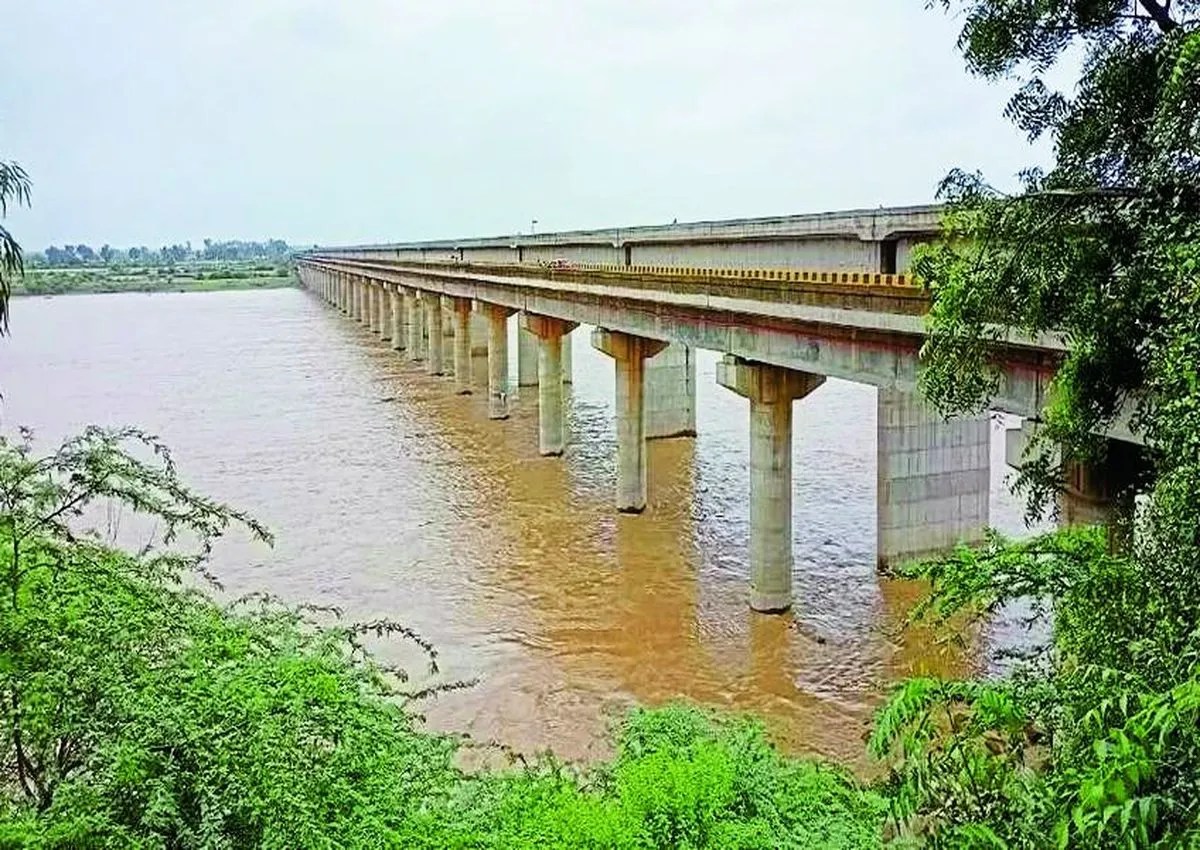 राम जल सेतु परियोजना के तहत जिले की पार्वती नदी और कूल नदी पर महलपुर व रामगढ़ बैराज का निर्माण प्रस्तावित है। इसके लिए भूमि चिह्नित कर ली गई है। इस परियोजना के तहत पार्वती नदी के पानी को पूर्वी राजस्थान के जिलों तक पहुंचाया जाएगा