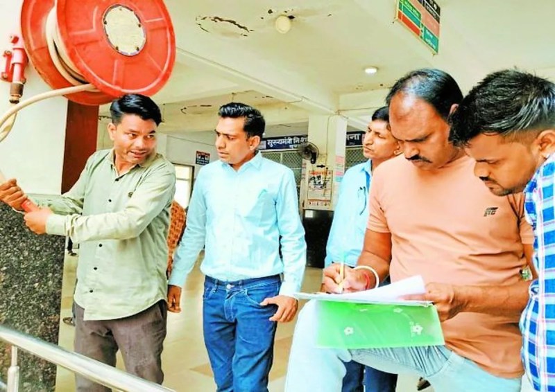 अस्पताल में लगा फायर फाइटिंग सिस्टम पूर्णत: खराब स्थिति में है। यह सिस्टम वर्तमान में कार्यशील अवस्था में नहीं है। इससे आपातकालीन समय पर होने वाली अग्नि दुर्घटना पर फायर फाइटिंग नहीं की जा सकती है।