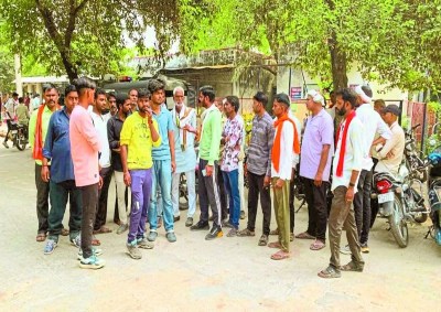 ससुराल पक्ष के लोग विवाहिता को मांगरोल अस्पताल ले गए। जहां जांच के बाद चिकित्सकों ने मृत घोषित कर दिया। इसके बाद अस्पताल पहुंचे पीहर पक्ष के कुछ लोगों ने ससुराल पक्ष के लोगों पर आरोप लगाना शुरू कर दिया। इससे कुछ देर के लिए अस्पताल परिसर में हंगामाई स्थिति बनी रही।