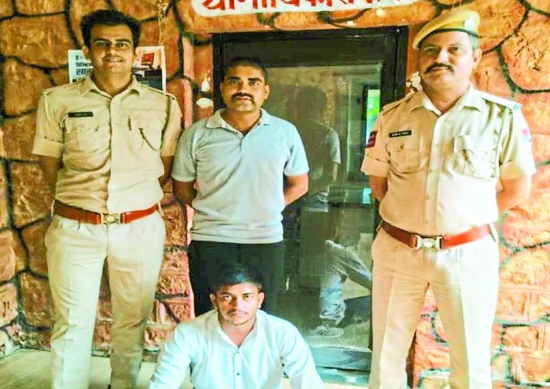 प्रधानमंत्री मुद्रा लोन दिलाने के नाम पर साइबर ठगी करने के गिरोह को पुलिस ने गिरफ्तार किया है। आरोपी बैक खातो का प्रयोग कर देश के अन्य राज्यों के लोगों से साइबर ठगी कर राशि प्राप्त कर नकद निकलवाता था।