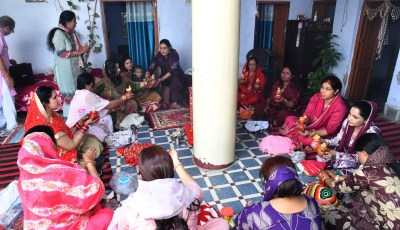 अखंड सुहाग के लिए रखा व्रत, चन्द्रमा को अर्ध्य देकर किया पारणा