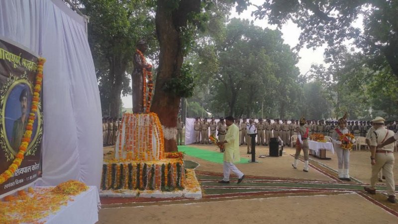 पुलिस लाइन में शहीदों को पुष्प चक्र अर्पित कर परिजनों को किया सम्मानित, कलेक्टर ने कार्यक्रम को किया सम्बोधित