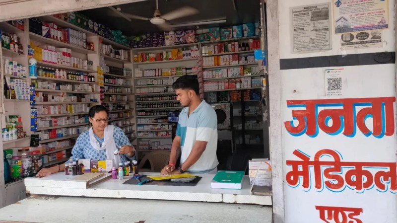 दवा विक्रेताओं की ली बैठक, अमानक दवाइयों के बिक्री संबंधी दिए जरूरी दिशा निर्देश
