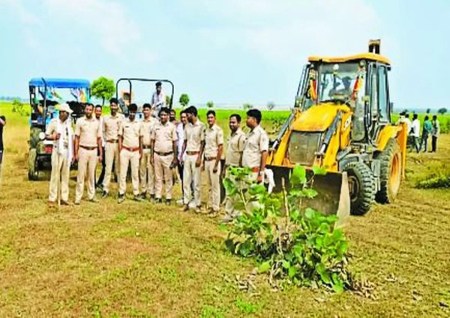 कुछ भूमि जिसपर सरसों बुवाई की तैयारी की गई थी, उस पर भी ट्रेंच खुदाई करवाकर 162 बीघा जमीन को अतिक्रमण मुक्त करवाया गया।