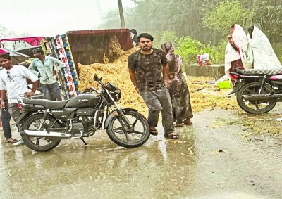 धरनावदा मार्ग पर सोमवार शाम बांके बिहारी चौराहे के पास ट्रैक्टर ट्रॉली असंतुलित होकर पलट गई, इससे उसमें सवार एक दर्जन महिलाएं घायल हो गई।