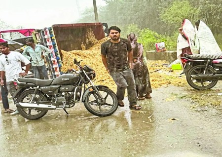 धरनावदा मार्ग पर सोमवार शाम बांके बिहारी चौराहे के पास ट्रैक्टर ट्रॉली असंतुलित होकर पलट गई, इससे उसमें सवार एक दर्जन महिलाएं घायल हो गई।