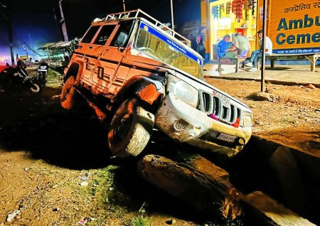 कस्बाथाना में गुरुवार शाम को एक चारपहिया वाहनचालक ने अफरा तफरी मचा दी। उसने लापरवाही से वाहन चलाकर एक के बाद एक तीन मोटरसाइकिलों को टक्कर मार दी। इस घटना में एक जना घायल हो गया।