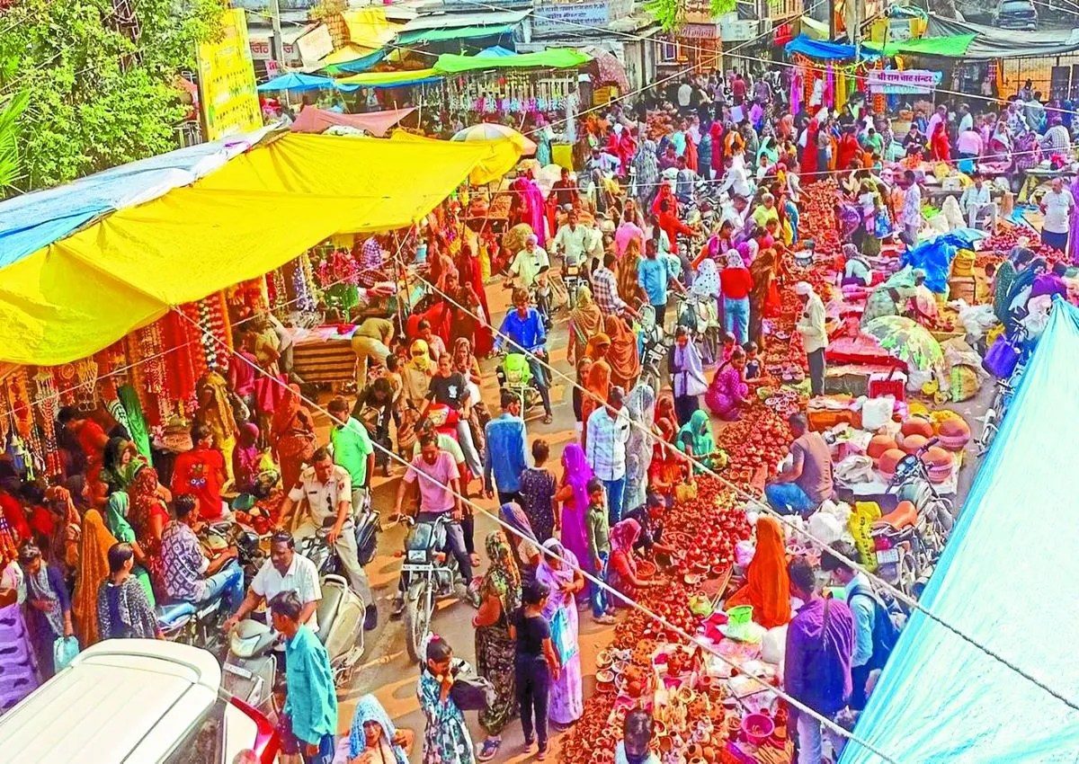 पांच दिवसीय दीपावली महापर्व के तहत शनिवार को जिलेभर में धनतेरस का पर्व मनाया जाएगा। धनतेरस पर सर्राफा बाजार समेत वाहन एवं अन्य बाजारों में ग्राहकी का खासा बूम रहेगा।