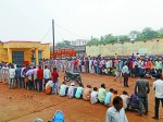 खाद के लिए किसान परेशान, लगी लंबी लाइन