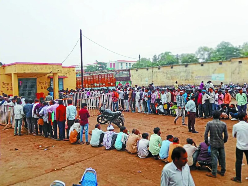 खाद के लिए किसान परेशान, लगी लंबी लाइन