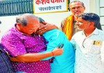 भाजपा की ओर से अंता विधानसभा उपचुनाव के लिए प्रत्याशी बनाए जाने के बाद मोरपाल सुमन इतने भावुक हो गए कि वे भाजपा जिला उपाध्यक्ष से गले से लिपटकर फफक उठे।
