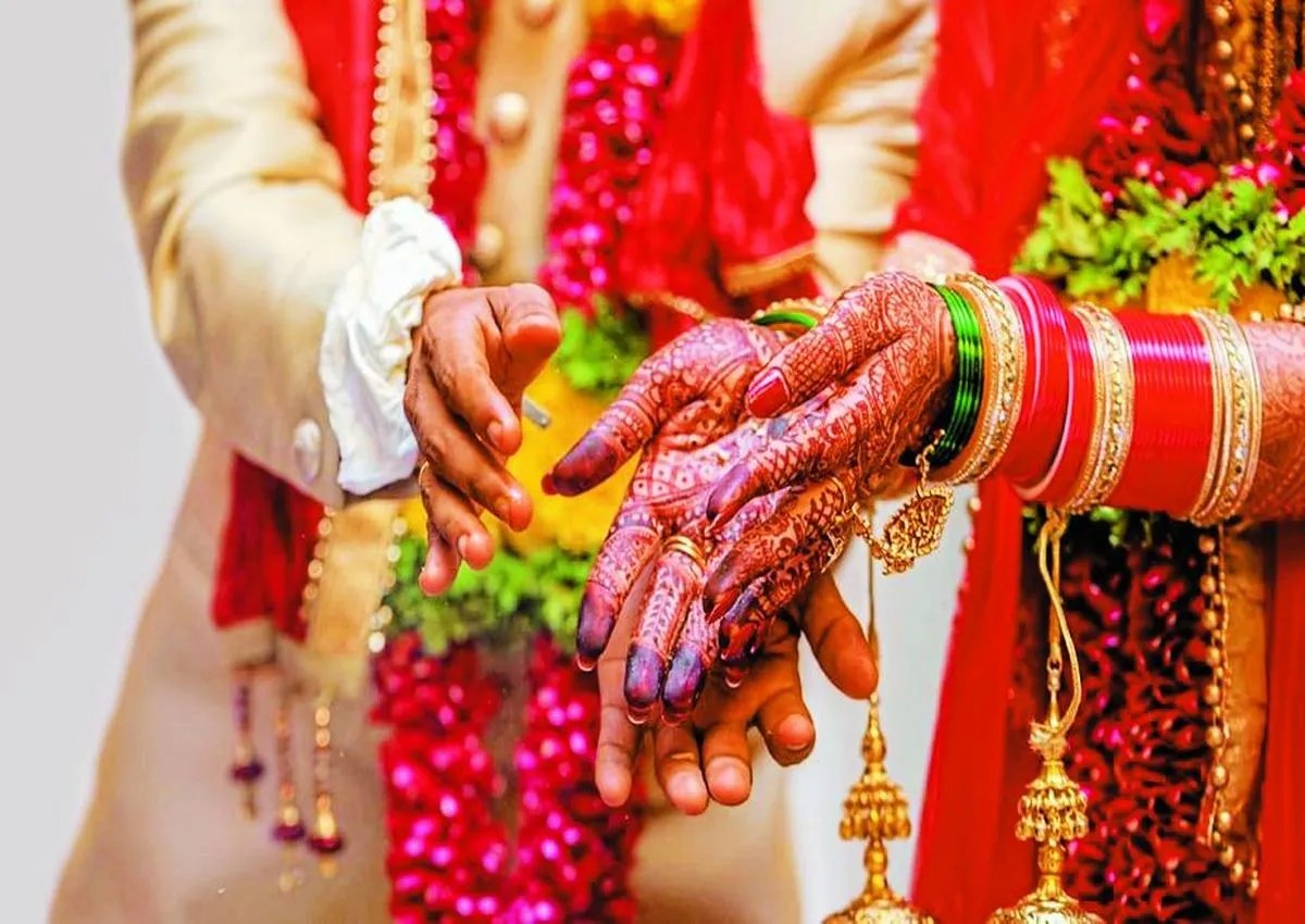 इधर सहालग वाले परिवारों में तैयारियों की हलचल शुरू हो चुकी है। बाजारों में भी खरीदारी का दौर दिखने लगा है। मैरिज गार्डन संचालकों ने बताया कि शहर में करीब 50 मैरिज गार्डन हैं।