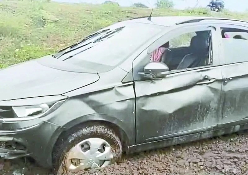 कार छीपाबड़ौद से अन्ता जा रही थी। कस्बे के समीप नेशनल हाइवे 90 पर कमला स्कूल व बालाजी मंदिर के बीच में रोड पर राख फैली हुई थी। बारिश के कारण गीली हो जाने पर इससे कार फिसल गई।