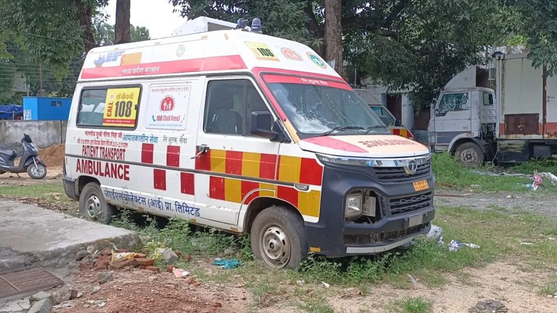 जिले के चार अस्पतालों को मिली थीं एंबुलेंस, मरम्मत नहीं होने से हो चुकी कबाड़, अस्पताल परिसर में कर दी गईं खड़ी