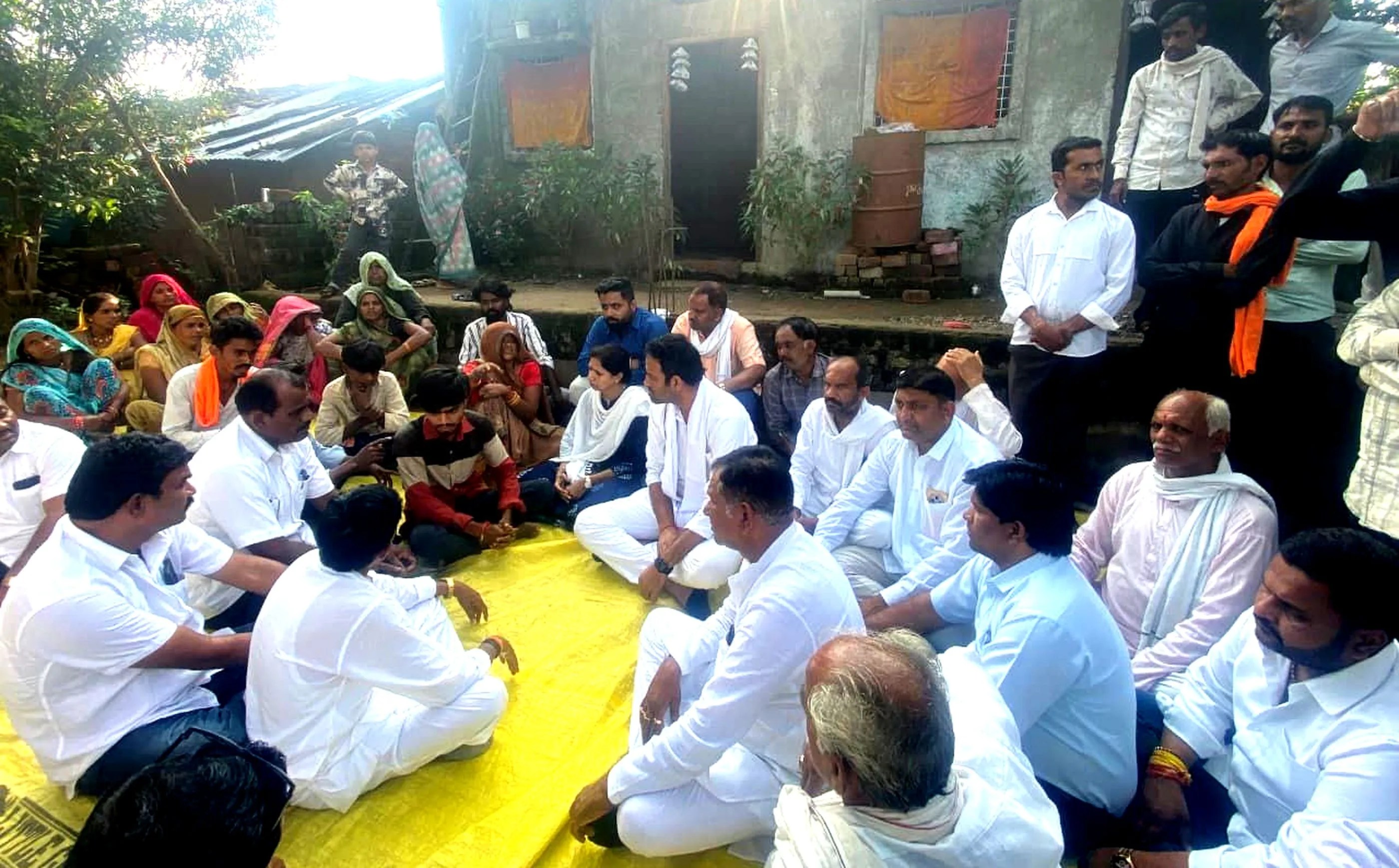 मृतकों परिवार को एक-एक करोड़ का मुआवजा व सरकारी नौकरी देने की मांग