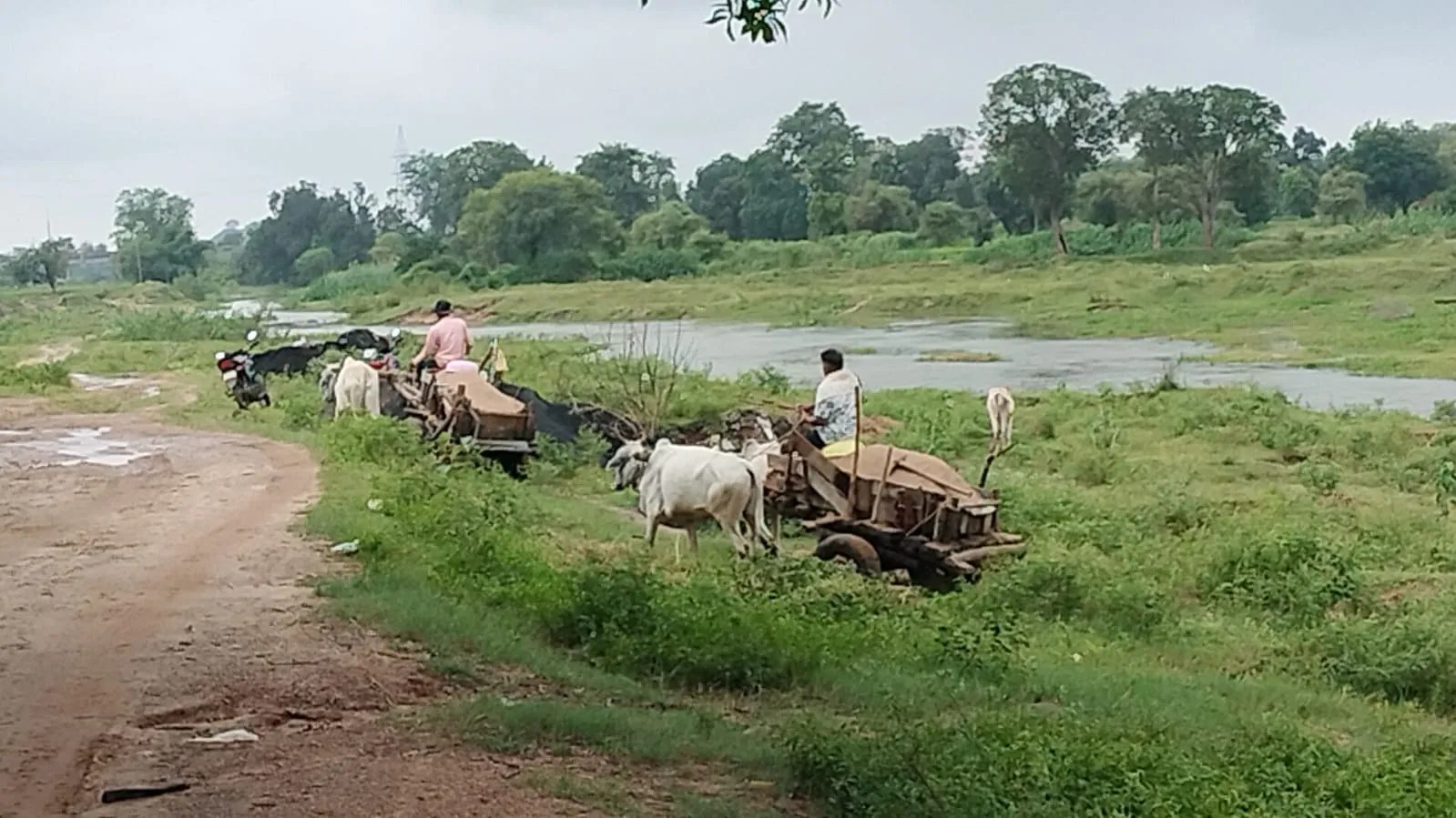 बैलगाड़ी चालकों ने किसानों का रास्ता किया बंद