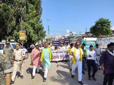 विभिन्न मांगों को लेकर नारेबाजी कर, निकाली रैली, दिया धरना