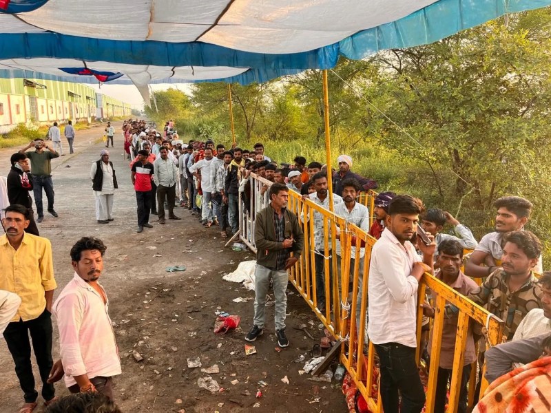 Fertilizer was distributed from five counters, queues were formed by placing barricades.
