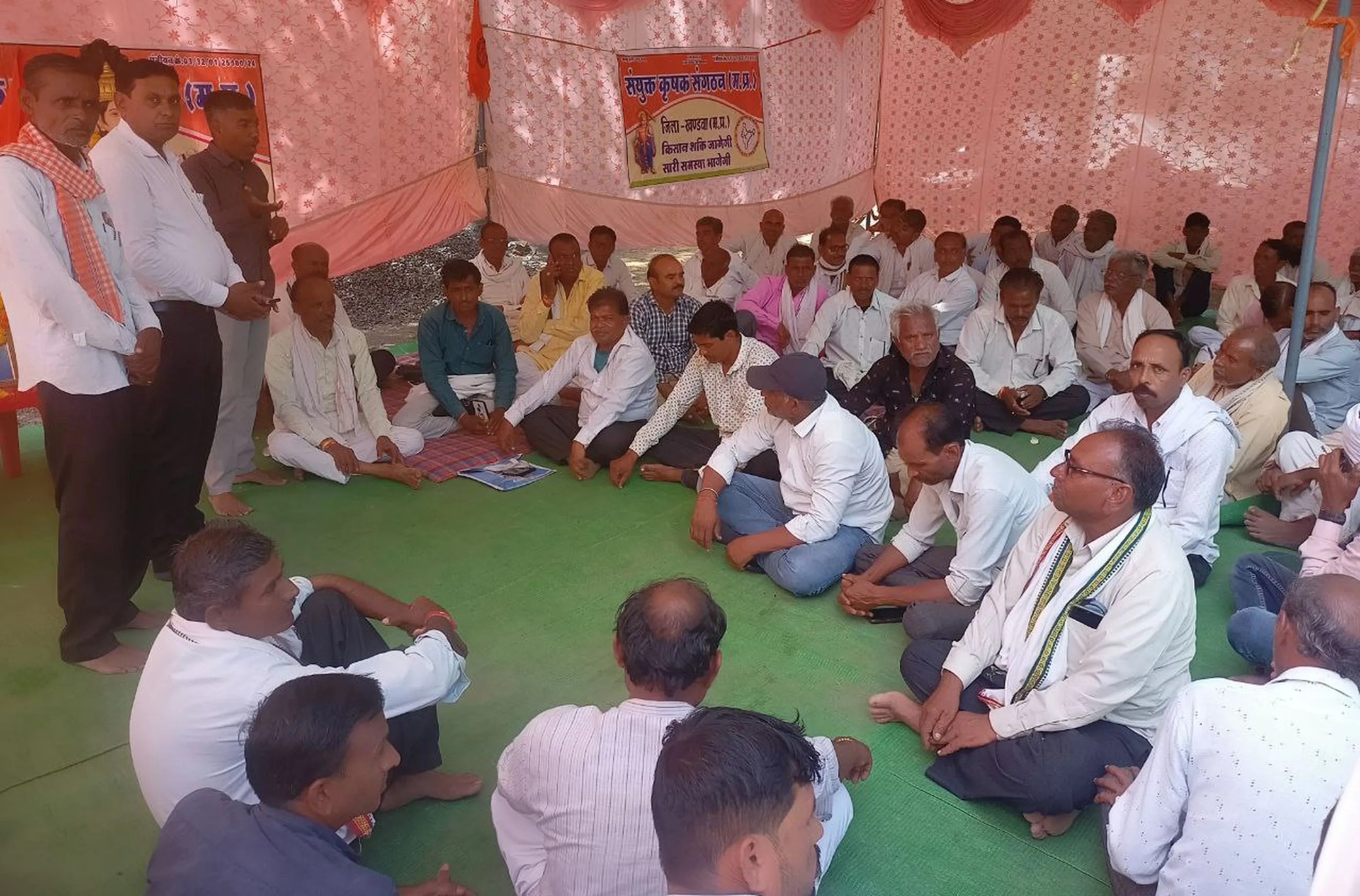 किसानों ने कलेक्ट्रेट में डाला डेरा, चूल्हे पर पकाया भोजन, हक को लेकर भरी हुंकार